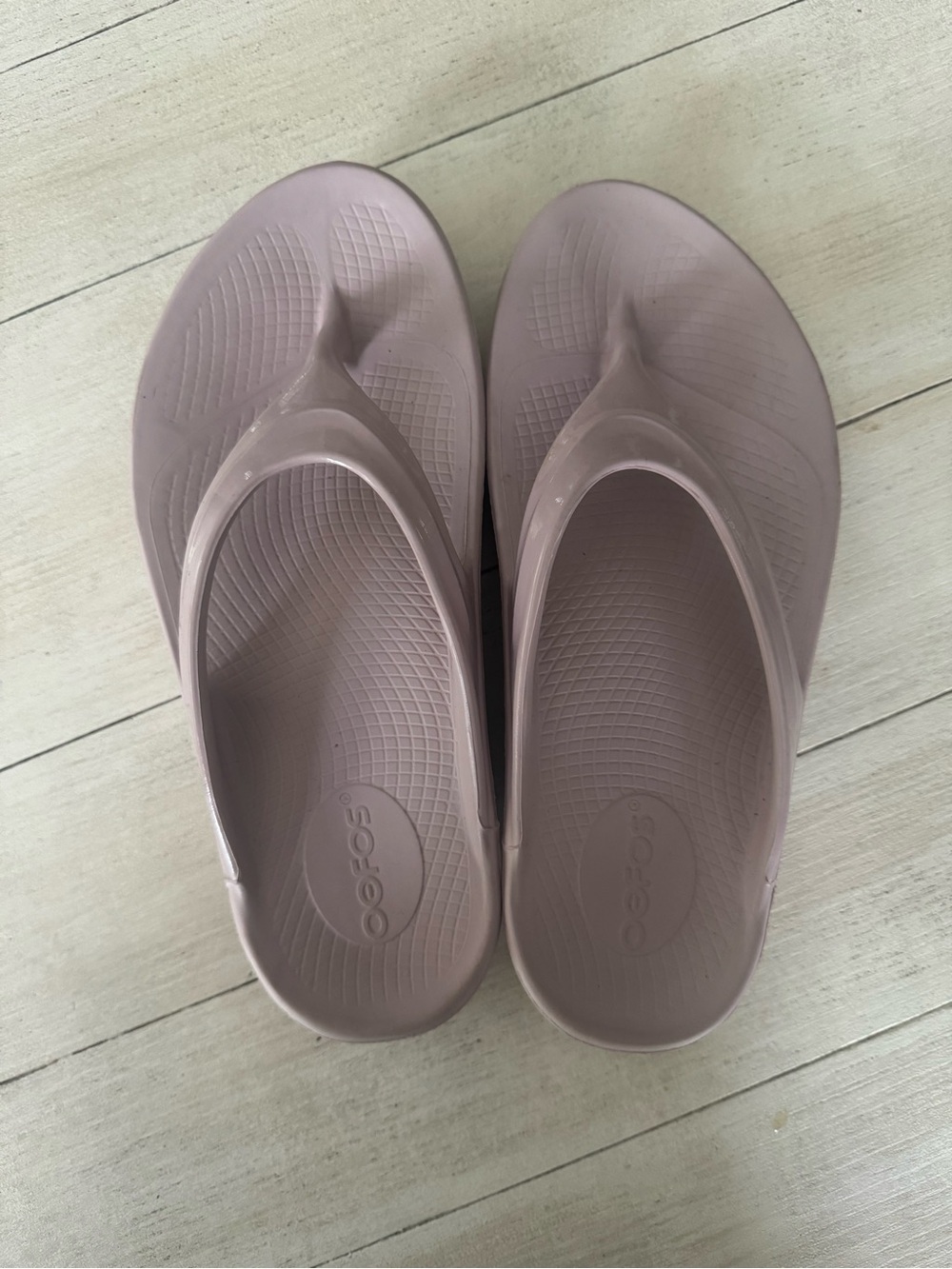 OOFOS Women's Thong Sandals in Dusty Mauve-worn twice!